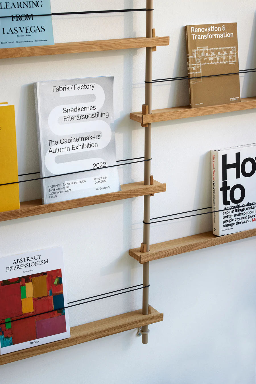 Magasinhylla i ek och varm grå